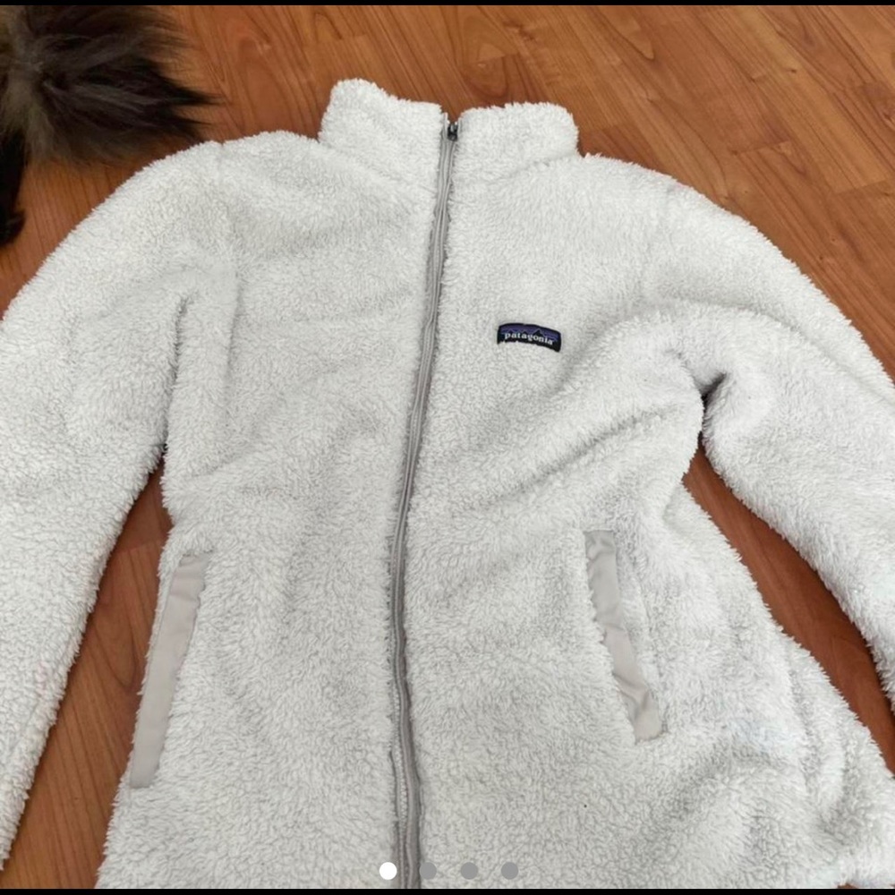 Slightly off white Patagonia zip Sherpa jacket, size small, like new condition